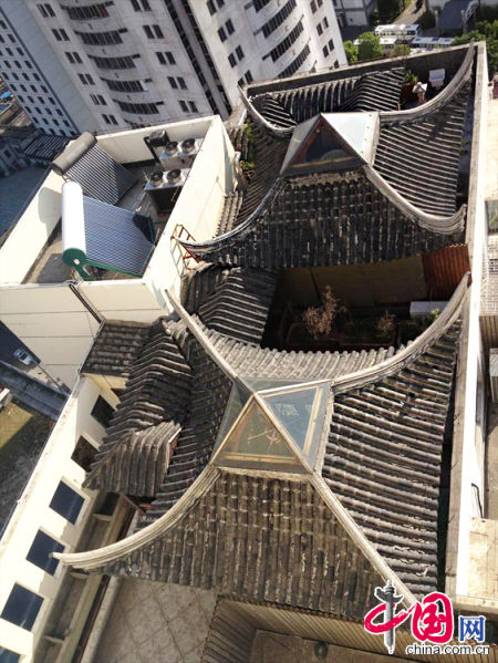 2013年8月14日，江蘇蘇州蘇州市三香大廈高樓18層樓頂東側(cè)陽臺(tái)上的“蘇州園林”式別墅，兩座涼亭和兩道回廊，飛檐翹角，一派蘇州園林的氣勢(shì)。中國網(wǎng)圖片庫李俊鋒攝影