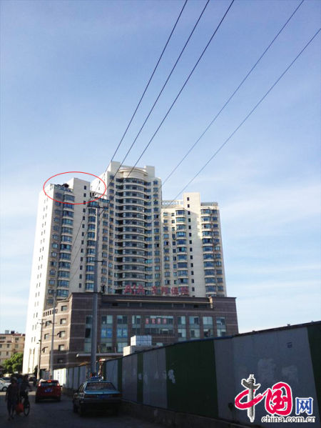 2013年8月14日，江蘇蘇州蘇州市三香大廈高樓18層樓頂東側(cè)陽臺(tái)上的“蘇州園林”式別墅，兩座涼亭和兩道回廊，飛檐翹角，一派蘇州園林的氣勢(shì)。中國網(wǎng)圖片庫李俊鋒攝影