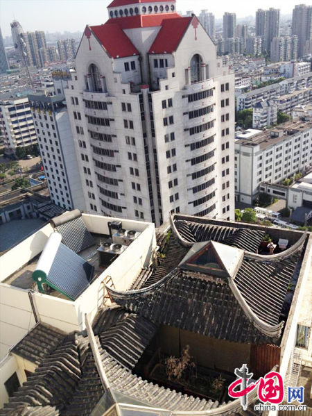 2013年8月14日，江蘇蘇州蘇州市三香大廈高樓18層樓頂東側(cè)陽臺(tái)上的“蘇州園林”式別墅，兩座涼亭和兩道回廊，飛檐翹角，一派蘇州園林的氣勢(shì)。中國網(wǎng)圖片庫李俊鋒攝影