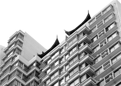 從三香大廈樓下能看見“空中園林”的亭檐一角。