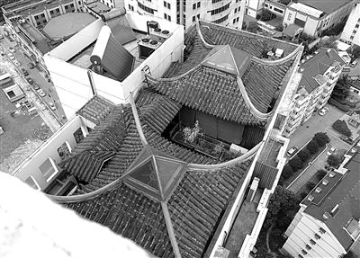 前日，從三香大廈另一單元樓頂俯拍“空中園林”。