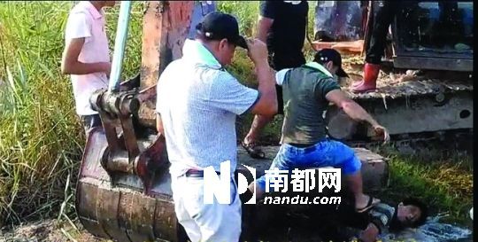 另一名男子被推入水塘。