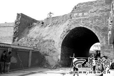 昨日上午9時左右，工人在倒塌處重新裝上護欄。實習(xí)記者 楊虎元 攝