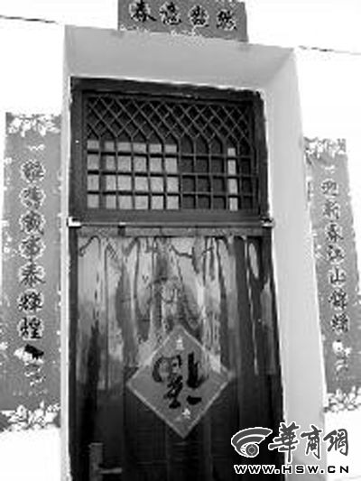 昨日中午，張某辦公室大門(mén)緊閉。