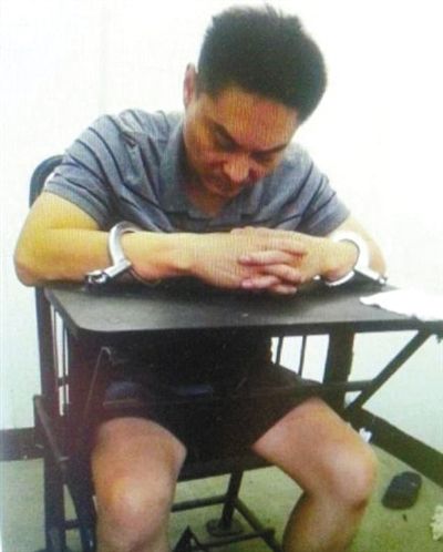 韓磊被控制時接受警方訊問。本組圖片為視頻截圖