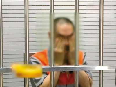 韓磊掩面哭泣。