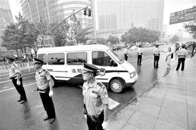 　　昨日早上,押解李某某的車(chē)隊(duì)開(kāi)進(jìn)法院。當(dāng)日,李某某等5人涉嫌強(qiáng)奸案在海淀法院不公開(kāi)審理。本版攝影/新京報(bào)記者 王貴彬