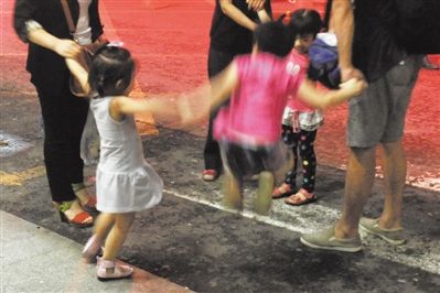 2012年8月1日晚，北京兒童醫(yī)院，三個來自廊坊的小女孩在玩耍，她們都被幼兒園老板性侵害。本版攝影/新京報記者 尹亞飛
