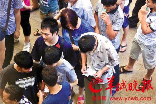 挎腰包的“黃牛”分發(fā)一輪“任務”后，自己也開始整理“炒號”簽條