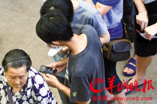 排隊的“黃?！备魇謭?zhí)一疊白紙，上面寫好了要掛號的人的信息，包括姓名、電話、要掛的科室等。穿黑白花紋衣服的老婆婆正在排隊掛號