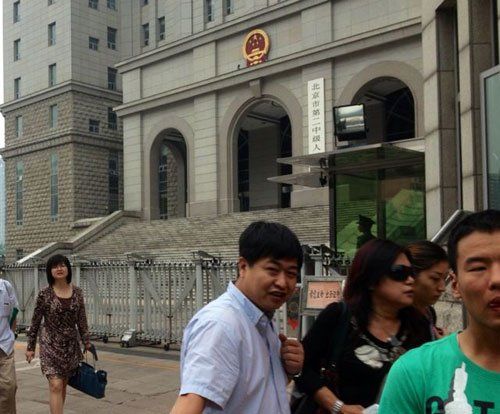 上午10：35分左右，蘇順虎律師和其家屬從法院西大門出來。