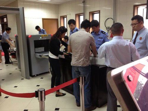 上午蘇順虎律師和其家屬安檢進入法院。