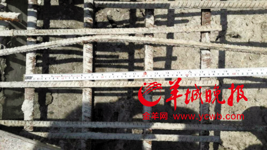 黃建清提供的E出入口鋼筋間距，顯示為15厘米