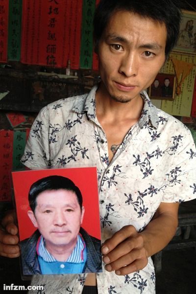 程興貴的兒子程正鵬拿著父親的遺照。程興貴自殺后，政府補(bǔ)償程家6000多塊錢，并終于認(rèn)定了程興貴的代課教齡。 (南方周末記者雷磊/圖)