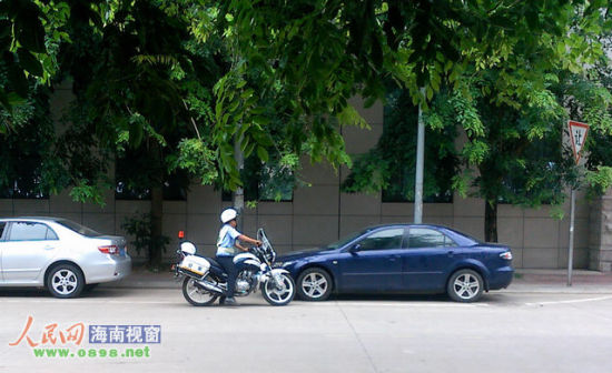 交警開(kāi)具罰單 交警開(kāi)具罰單