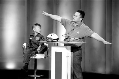 9月6日，“鷹爸”和多多在北京科影制片廠錄制一檔節(jié)目。