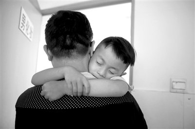 9月6日，“鷹爸”抱著多多去化妝間，準備錄制節(jié)目。