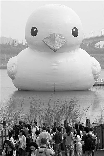 前日，大黃鴨首秀時，皮膚發(fā)皺、嘴巴尖尖朝下嘟，顯得頗為“委屈”。