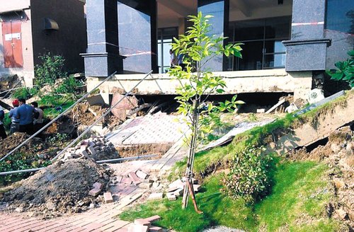 廣東珠海一小區(qū)路面下陷3米 回應稱因軟土下沉