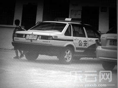 被指接送小孩上學(xué)的警車。