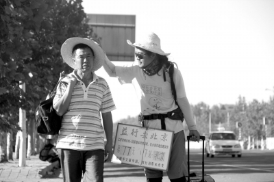 徒步旅途的第77天，雷闖與父親一起前行。雷闖供圖