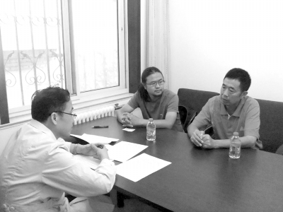 9月13日下午，雷闖(中)與父親在國家衛(wèi)計委遞交建議信，與衛(wèi)計委工作人員交流。　雷闖供圖