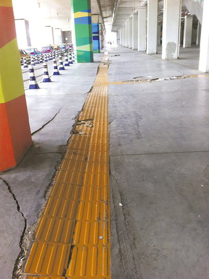 在溫嶺火車站架空層，由于沉降產(chǎn)生的裂縫到處可見。