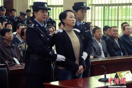 9月24日上午8時(shí)30分，陜西“房姐”龔愛(ài)愛(ài)涉嫌偽造、買(mǎi)賣(mài)國(guó)家機(jī)關(guān)證件一案，在陜西靖邊縣人民法院公開(kāi)