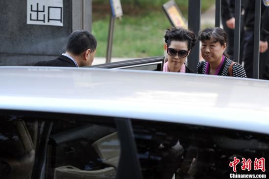 圖為宣判結(jié)束后夢鴿面無表情走出海淀法院，乘車離開。