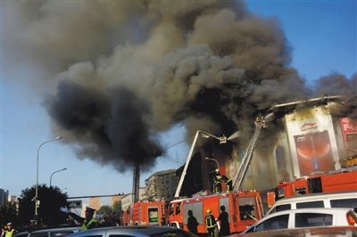 11日，蘋(píng)果園喜隆多商場(chǎng)，火災(zāi)現(xiàn)場(chǎng)濃煙滾滾。新華社發(fā)