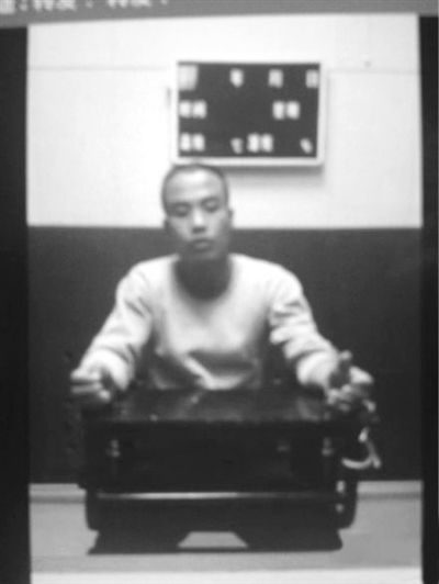 案發(fā)后,當?shù)卮迕駛儑^現(xiàn)場。網(wǎng)絡(luò)截圖