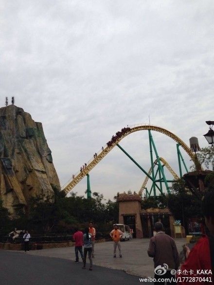 上海歡樂(lè)谷過(guò)山車(chē)發(fā)生故障，多位游客被卡在上面