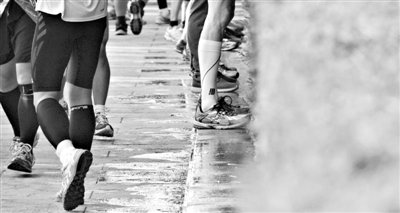 昨日，2013年北京馬拉松，因流動(dòng)廁所和公廁有限，很多選手都“就地解決”，地面上“水”流成河。