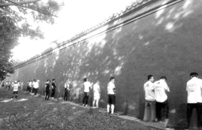 網(wǎng)友上傳的“北馬”選手集體“尿紅墻”圖片。