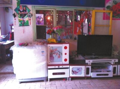 麻永東屋里的家具電器仍是嶄新的。