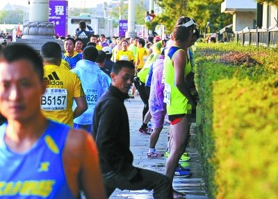 北京馬拉松“尿紅墻” 集體噓噓是傳統(tǒng)？