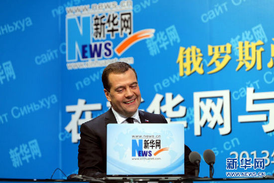 10月22日，俄羅斯總理梅德韋杰夫在新華網(wǎng)與中國網(wǎng)民進(jìn)行在線交流互動。 新華社記者邢廣利攝