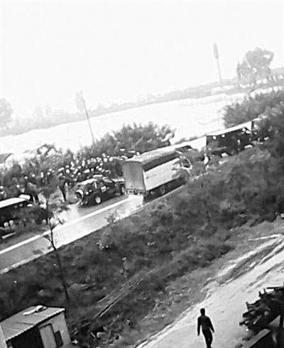 22日，云南晉寧數(shù)百村民與警方對(duì)峙。網(wǎng)絡(luò)截圖