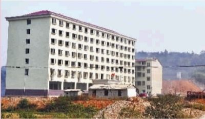  10月23日，長沙市岳麓區(qū)蓮花鎮(zhèn)云蓋村村委會的辦公大樓。  實習記者 李健 攝