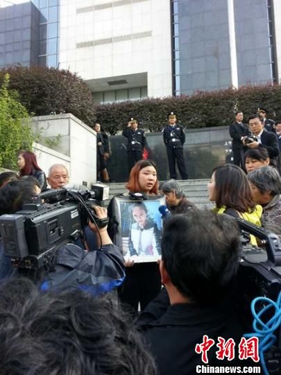 法院外，死者祁某的家人正在接受媒體采訪。 田雯 攝