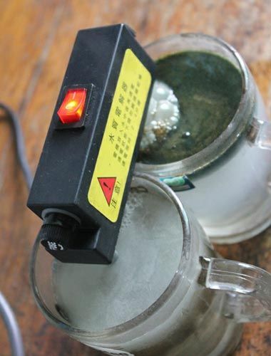 試驗(yàn)后的水對(duì)比，工程供水變成了墨綠色