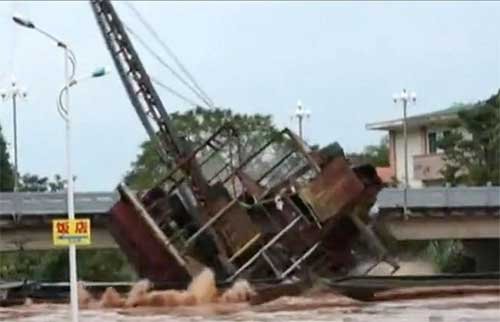 抽砂船卡在橋下。