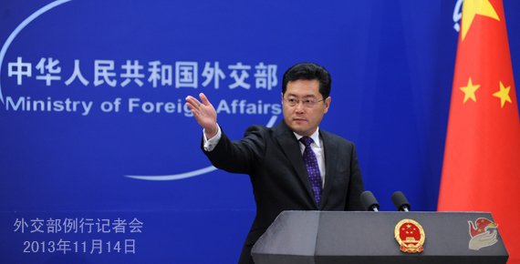 2013年11月14日，外交部發(fā)言人秦剛主持例行記者會(huì)。