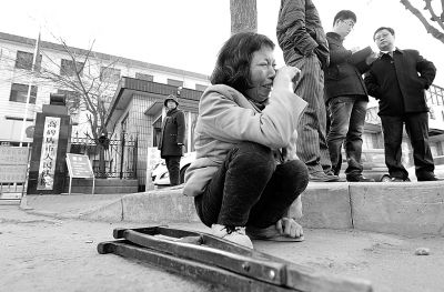 從法院出來以后，家屬和律師正在商量案情，夏鳳各在旁想著想著忍不住哭起來