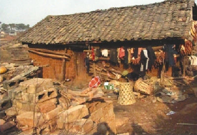 在村小的教室里,吉覺(jué)阿呷幫低年級(jí)學(xué)生削鉛筆。記者 張文攝