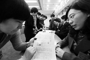 人大代表們就各自關(guān)心的話題熱烈討論。