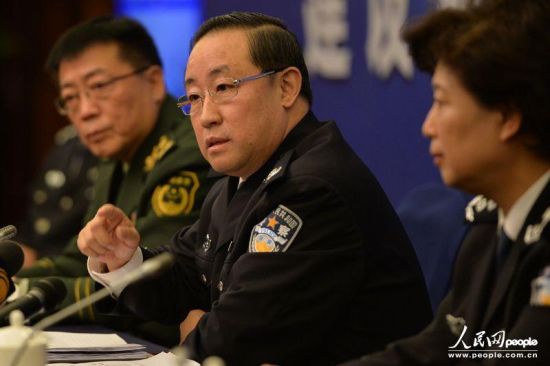 傅政華在會(huì)議上接受媒體采訪(fǎng)（記者 翁奇羽 攝）