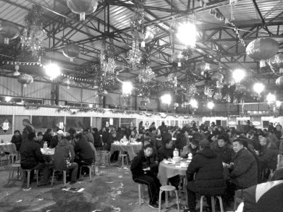 村主任孫女滿月宴席上，坐滿了前來道賀的村民。京華時報記者陶冉攝