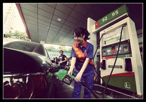 近日，有網(wǎng)友針對“超標(biāo)40倍事件”評價說：“國內(nèi)加油站在油里加水是普遍現(xiàn)象。只是量多量少的問題，車主