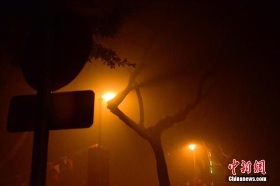 1月31日凌晨，市民行走在煙霧繚繞的南京街頭。當天是農(nóng)歷馬年正月初一，南京有限開禁燃放煙花爆竹正逢下霧天，空氣的不流通致使煙花爆竹燃燒后產(chǎn)生的顆粒物不能及時散開，造成整座城市煙霧繚繞。據(jù)當?shù)丨h(huán)保部門發(fā)布的信息顯示，空氣質(zhì)量屬重度污染。中新社發(fā) 泱波 攝
